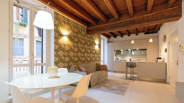 Una cocina moderna con armarios blancos y una isla central.