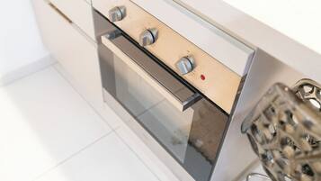 Großer Kühlschrank, Mikrowelle, Ofen, Herdplatte