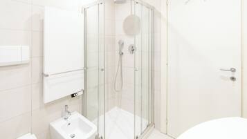 Gratis toiletartikelen, een haardroger, handdoeken, zeep