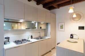 Full-sized fridge, microwave, oven, stovetop