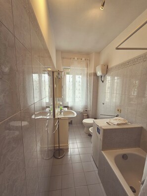 Sèche-cheveux, bidet, serviettes fournies, savon