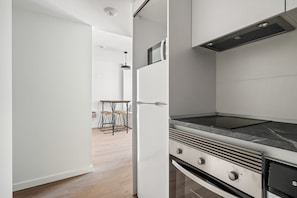 Kühlschrank, Mikrowelle, Ofen, Geschirrspüler