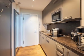 Kühlschrank, Geschirrspüler, Wasserkocher mit Kaffee-/Teezubehör