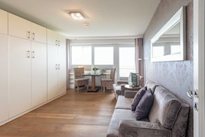 Fernseher, DVD-Player, Stereoanlage