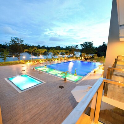 Oasis Riverside Hotel 