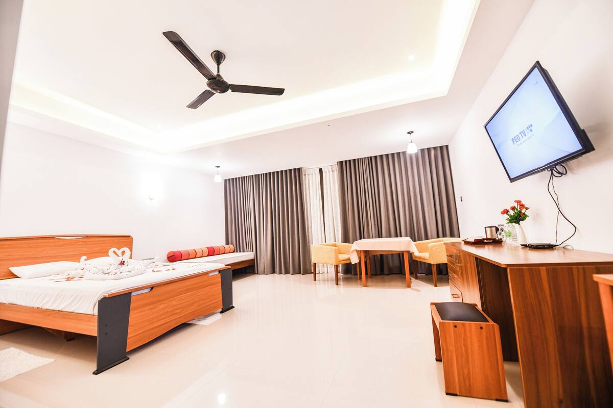 Deluxe Double Room | In-room safe, iron/ironing board (on request)