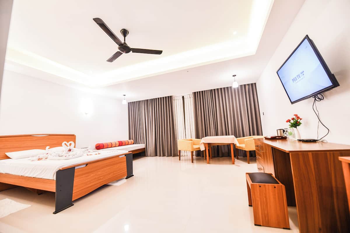 Deluxe Double Room | In-room safe, iron/ironing board
