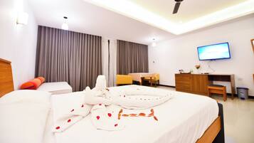 Deluxe Double Room | In-room safe, iron/ironing board