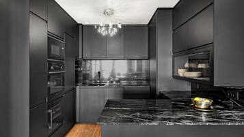 Frigorifero, microonde, forno, piano cottura