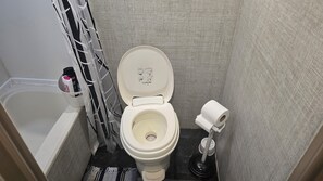 Sèche-cheveux, serviettes fournies, savon, papier toilette
