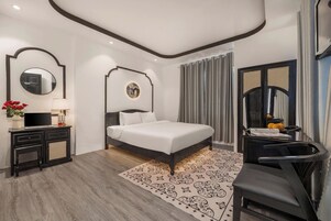 Minibar, espacio para trabajar con laptop, wifi gratis y ropa de cama 