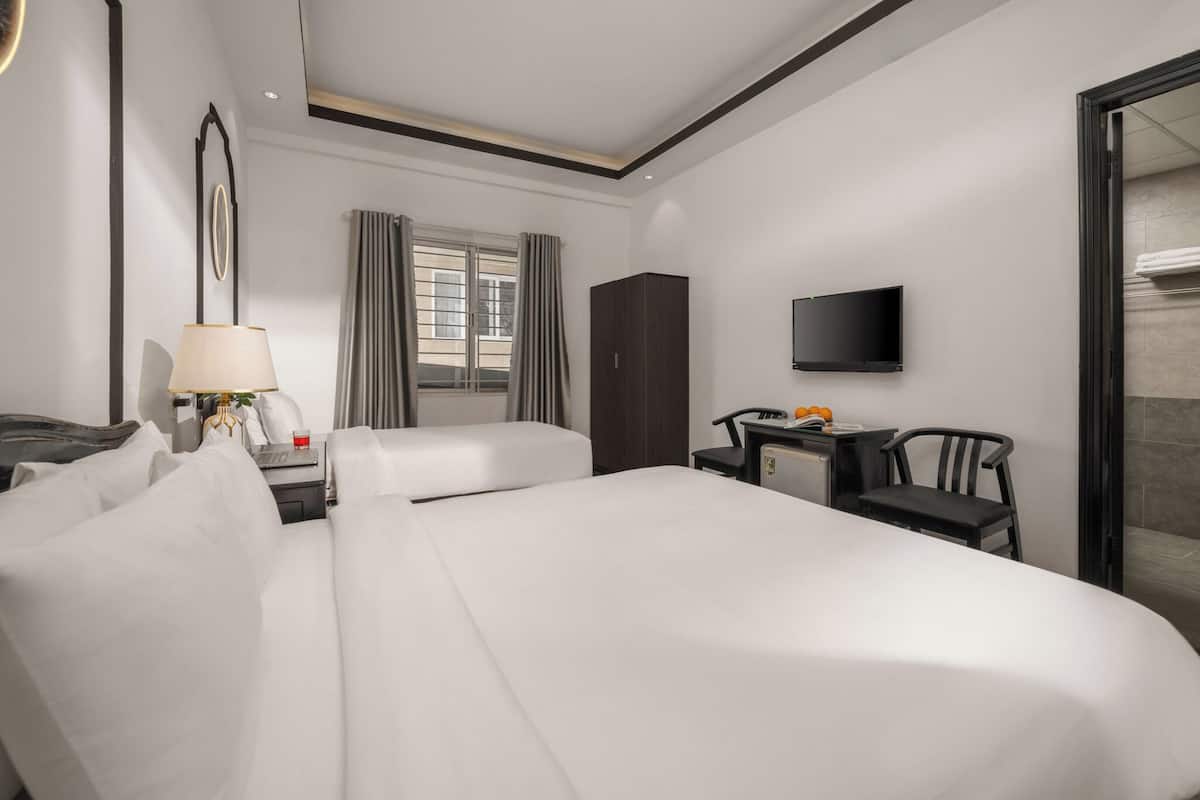 Executive Triple Room | Minibar, laptop workspace, free WiFi, bed sheets