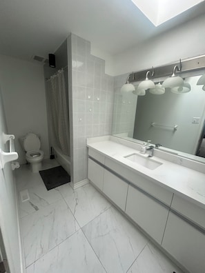 Dusche, Haartrockner, Handtücher, Seife