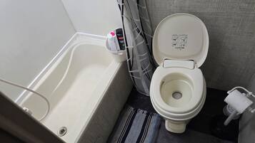 Secador de pelo, toallas, jabón y papel higiénico