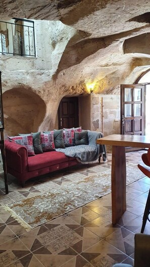 Living area - Deep Cave House  (Nevşehir)
