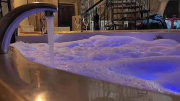 Dúplex de lujo, 1 cama King size y sofá cama, para no fumadores, en el área del patio | Minibar, escritorio, insonorización y wifi gratis