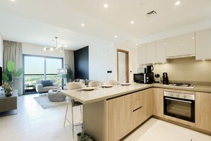 Kylskåp, mikrovågsugn, ugn och spishäll