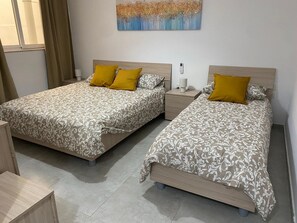 2 bedrooms, iron/ironing board, travel crib, free WiFi - Modern Apartment in Qawra (San Pawl il-Baħar)