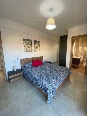 2 bedrooms, iron/ironing board, travel cot, free WiFi - Modern Apartment in Qawra (San Pawl il-Baħar)