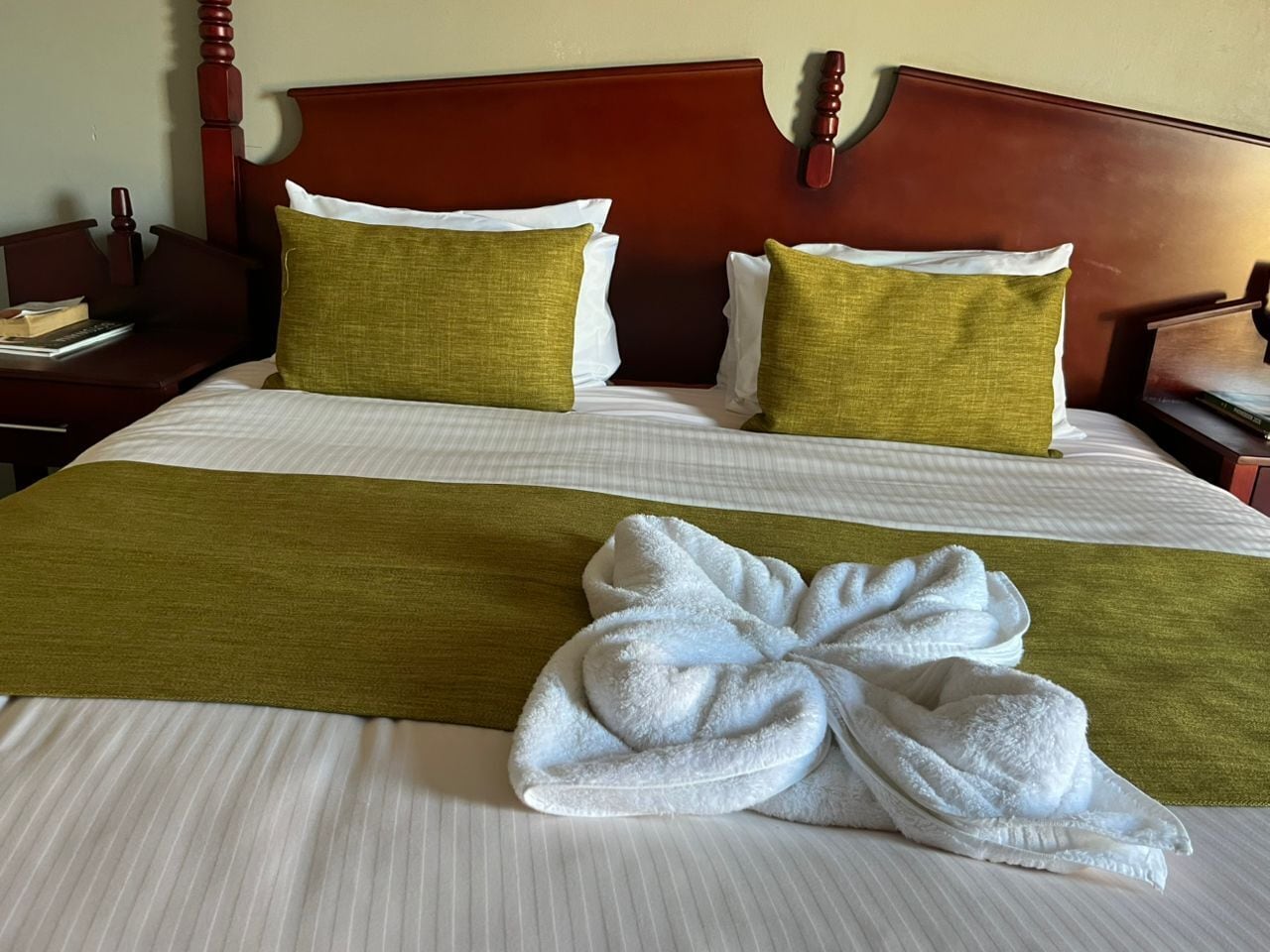 办公桌、笔记本电脑工作区、免费 WiFi