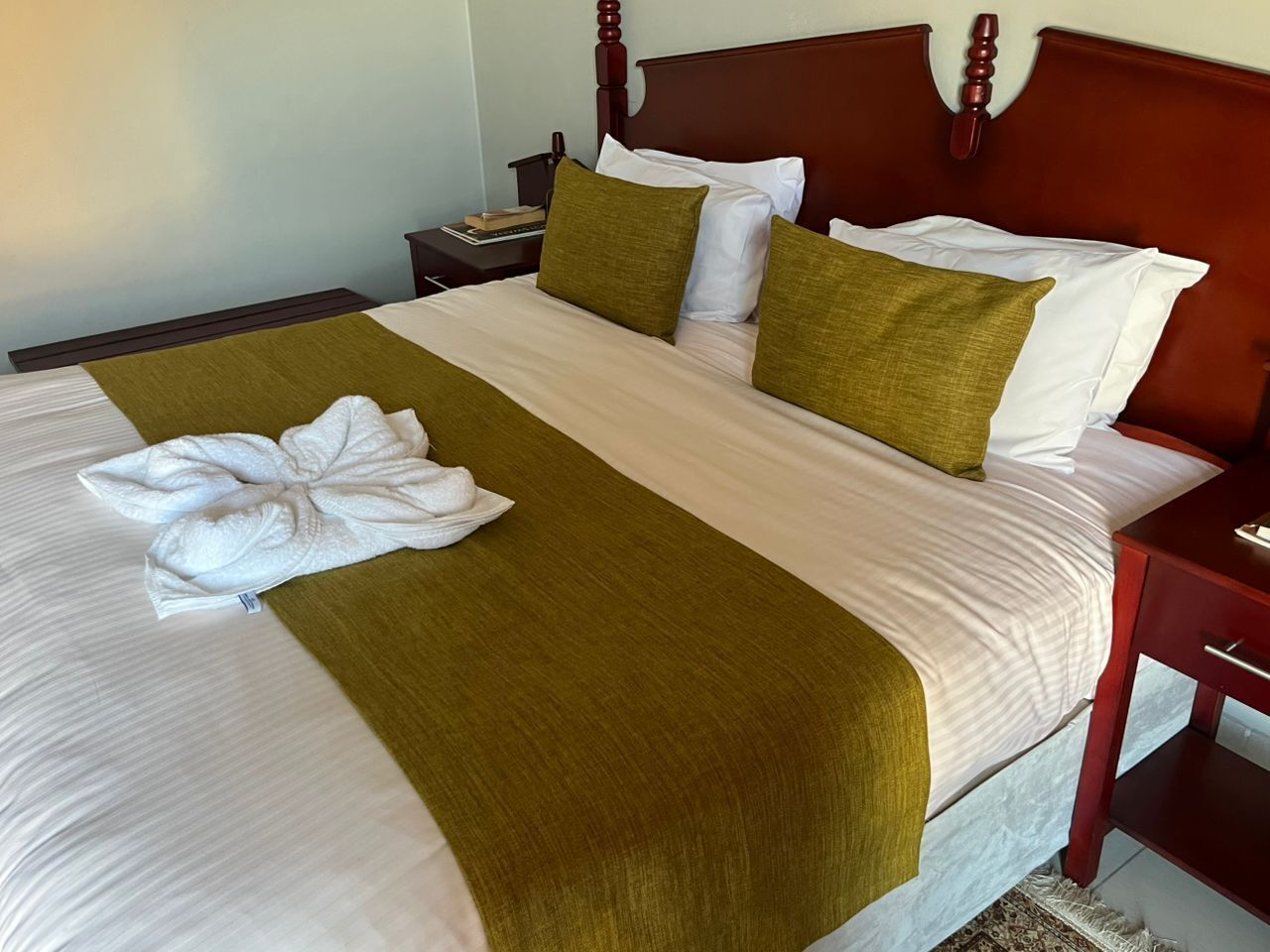 办公桌、笔记本电脑工作区、免费 WiFi