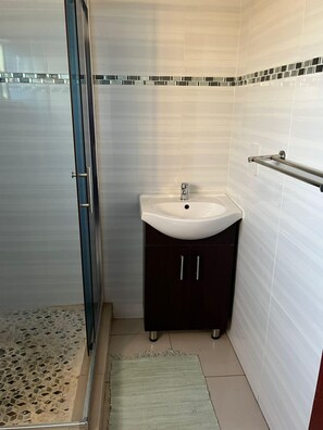 Toalhas de banho, sabonete, shampoo, papel higiênico