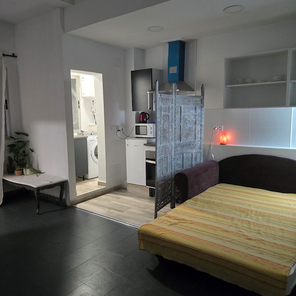 1 bedroom, iron/ironing board, internet, bed sheets