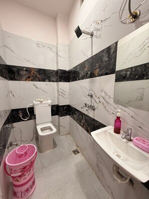 Toalettartikler (inkludert), håndklær, såpe og sjampo