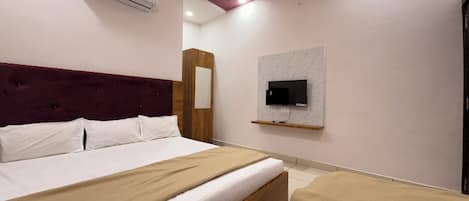 Deluxe Triple Room | In-room safe, free WiFi