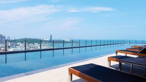 Pool - Sea View Room At Central Pattaya (Pattaya)