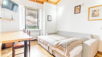3 camere, una scrivania, ferro/asse da stiro, Wi-Fi