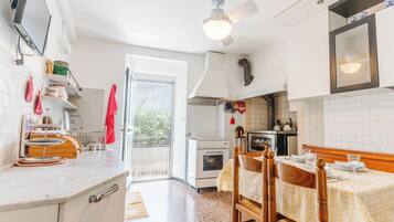 Kühlschrank, Ofen, Herdplatte, Kochgeschirr/Geschirr/Besteck