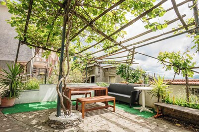 {The Terrace of Cerese}-parking space and garden