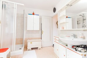 Haartrockner, Bidet, Handtücher, Seife