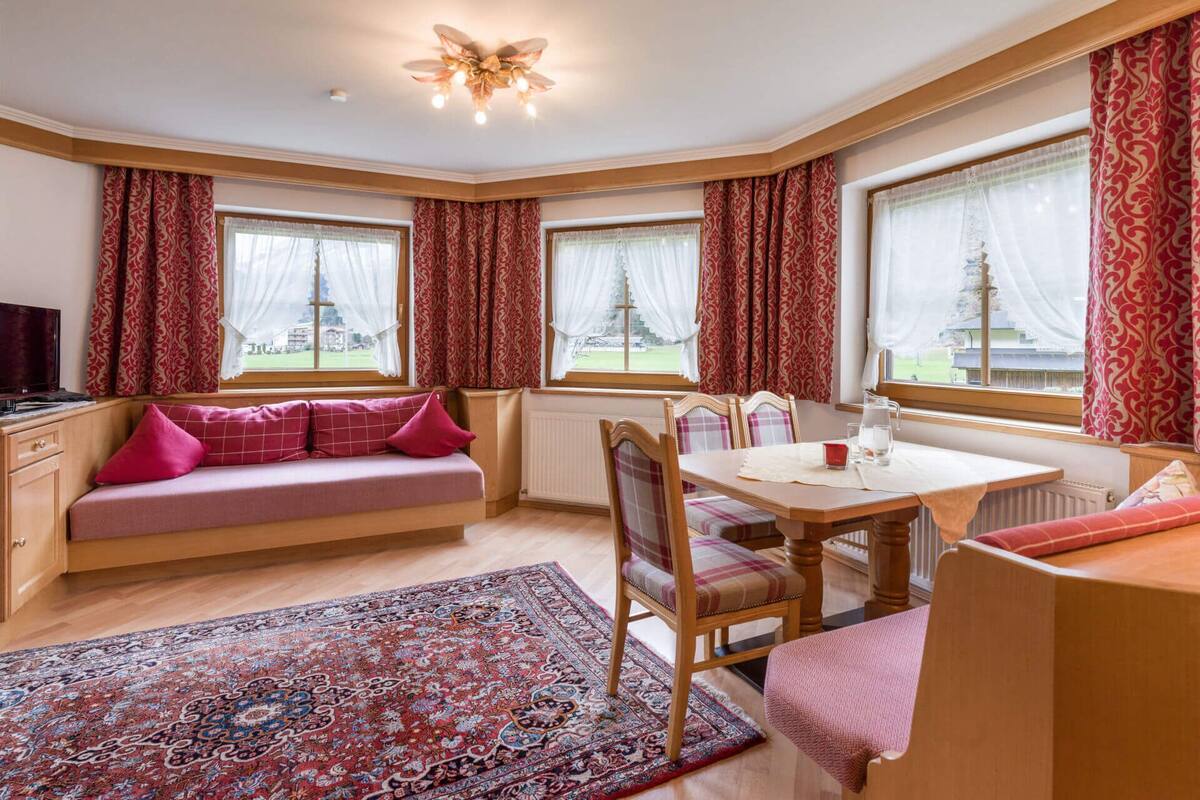 Comfort Apartment, Balcony, Garden View | Living area