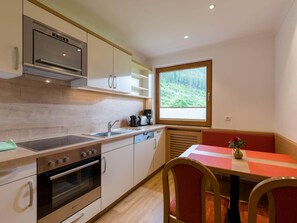 Classic Apartment, Balcony, Garden View | Private kitchen