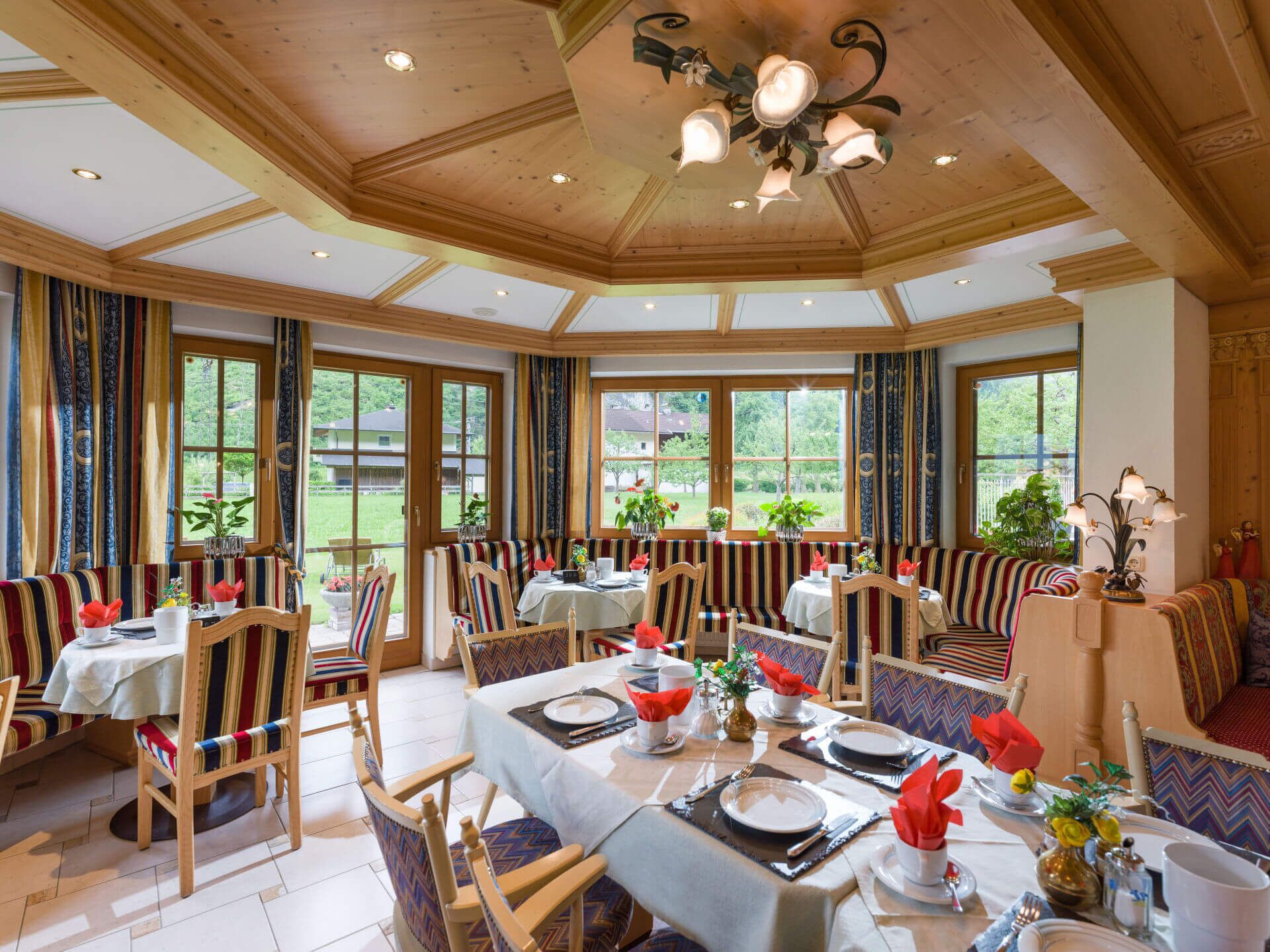 Café da manhã com buffet todos os dias (EUR 14 por pessoa) 