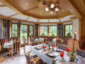 Petit déjeuner buffet (14 EUR par personne)