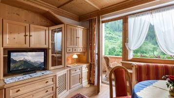 Classic-Apartment, Balkon, Gartenblick | Wohnbereich