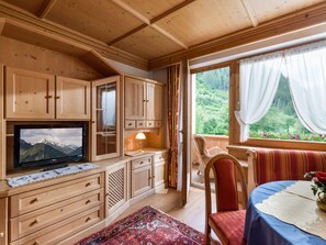 Classic Apartment, Balcony, Garden View | Living area