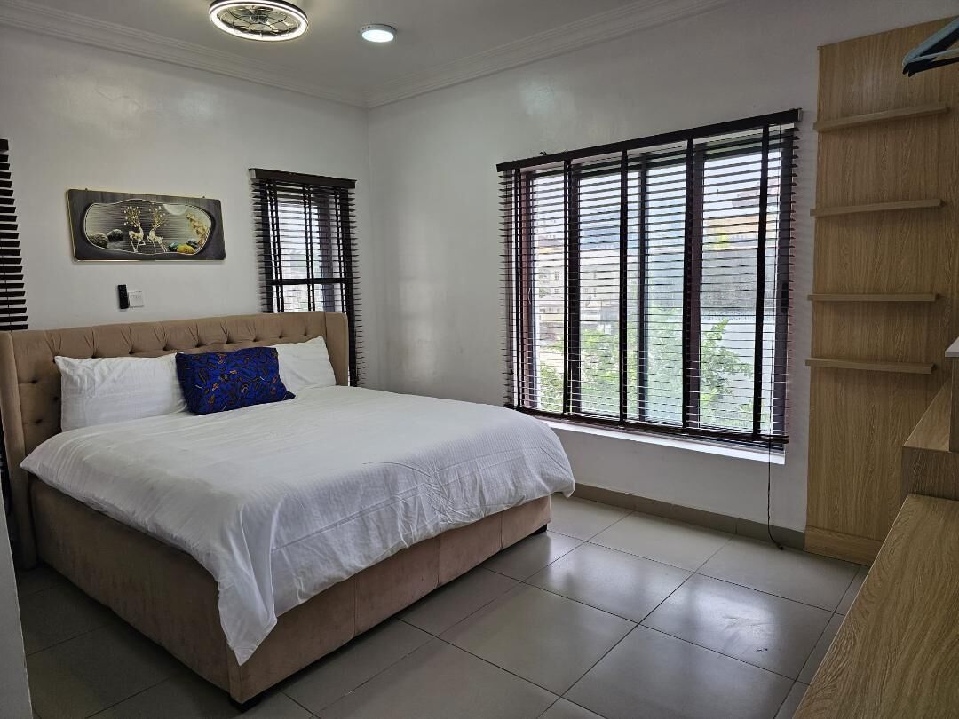 3 habitaciones, tabla de planchar con plancha, wifi y ropa de cama 