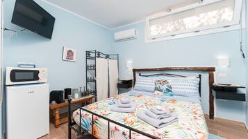 1 dormitorio, tabla de planchar con plancha, wifi y ropa de cama