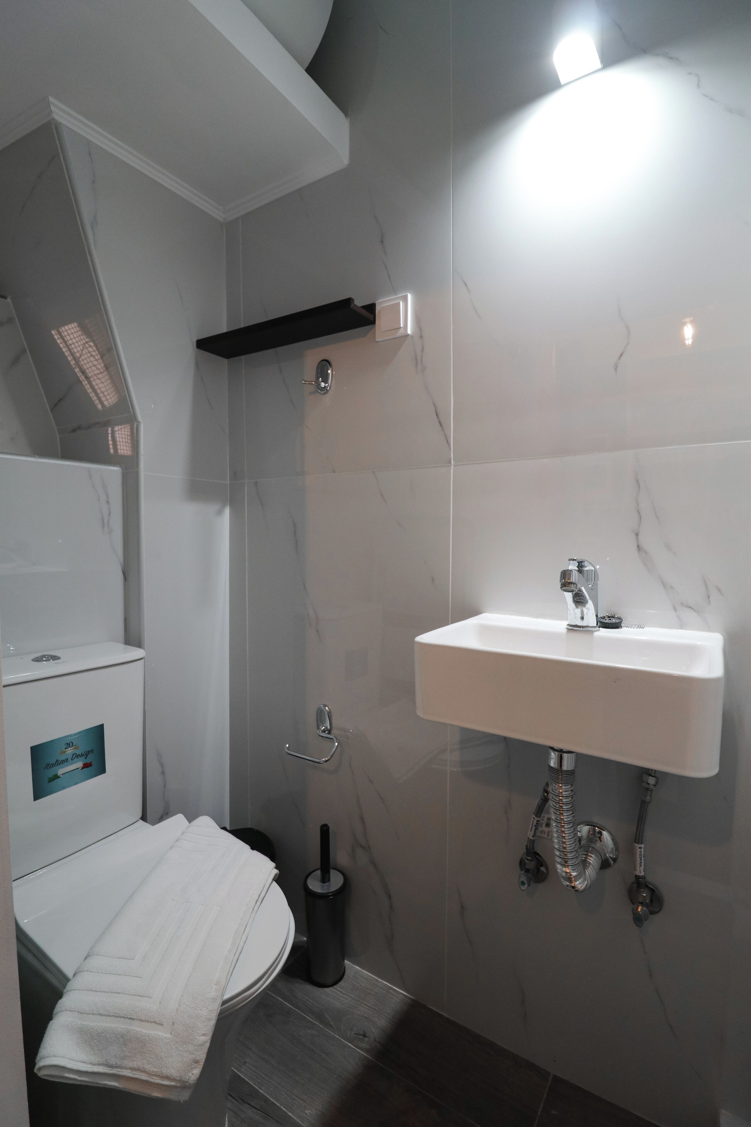 Apartment | Bathroom | Free toiletries, soap, shampoo, toilet paper
