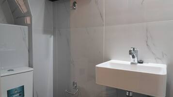 Apartment | Bathroom | Free toiletries, soap, shampoo, toilet paper