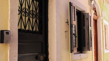 Vista frontal de la propiedad