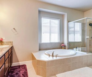 Hårføner, bidé, håndklær og såpe