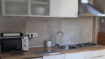 Elite Villa, Garden Area | Private kitchen | Fridge, microwave, stovetop, coffee/tea maker