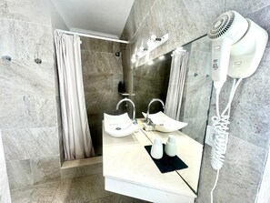 Economy Villa, 1 Queen Bed, Pool View, Ground Floor | Bathroom | Free toiletries, hair dryer, bidet, towels - STARBAL VILLA (Son Vilar)