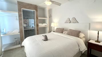 エコノミー ヴィラ クイーンベッド 1 台 プールビュー 1 階 | 低刺激性寝具、羽毛の掛け布団、低反発ベッド、客室ごとに異なる装飾