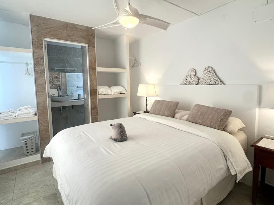 Villa económica, 1 cama de matrimonio, vistas a la piscina, planta baja | Ropa de cama hipoalergénica y edredones de plumas